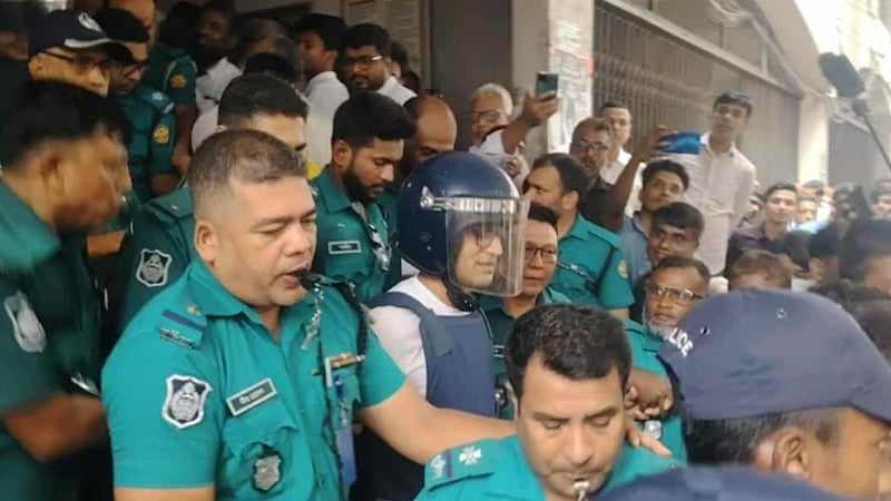 হত্যাচেষ্টা মামলায় গ্রেপ্তার দেখানো হলো ব্যারিস্টার সুমনকে