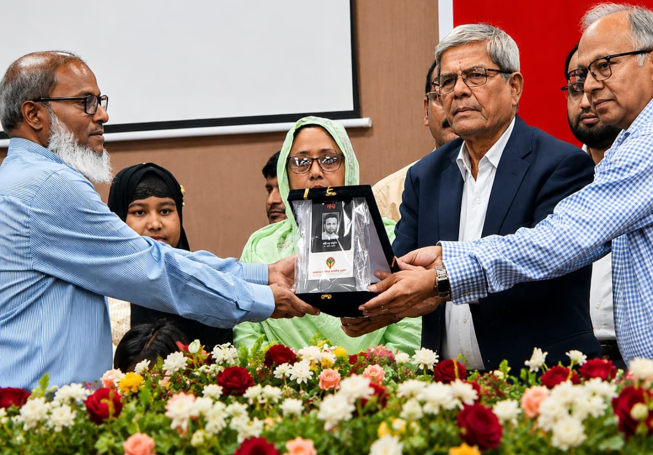এনইসি ‘জুলাই শহীদ সাংবাদিক সম্মাননা’ পেলেন এটিএম তুরাবসহ ৫ পরিবার
