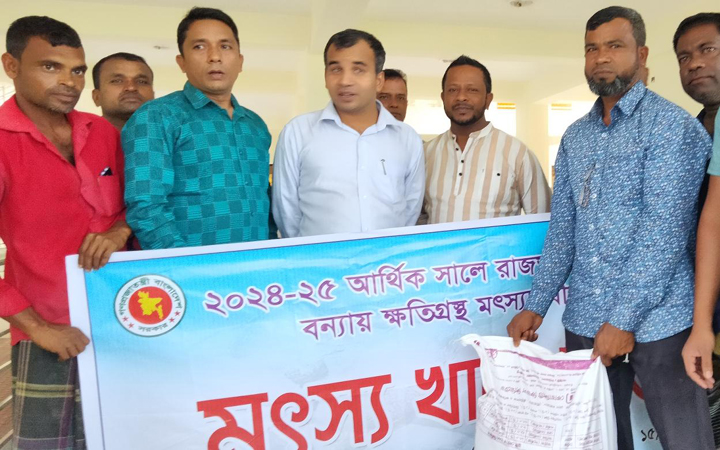 শ্রীমঙ্গলে মৎস্যচাষীদের মাঝে বিনামুল্যে মৎস্য খাদ্য বিতরন