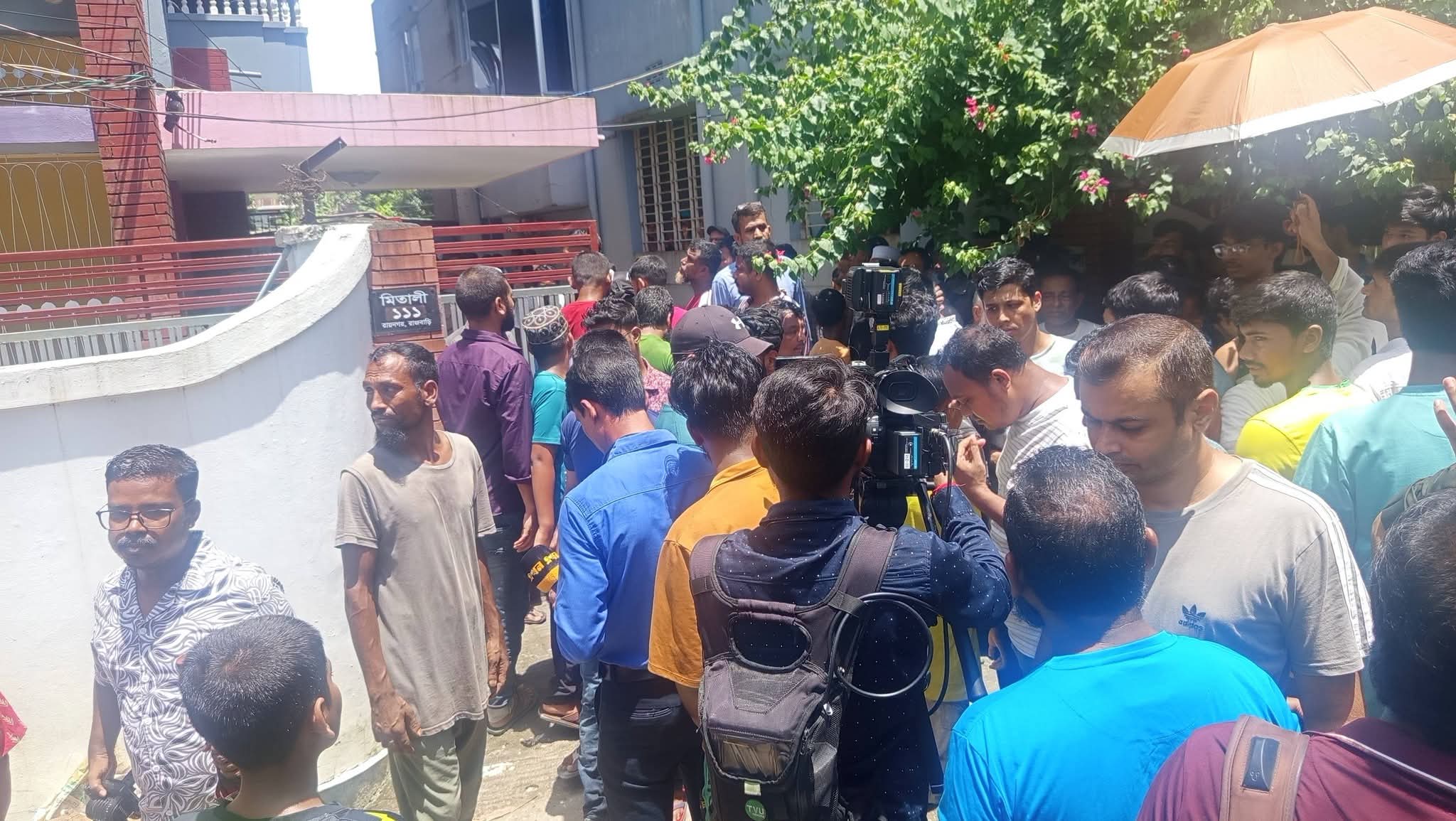 রায়নগর স্বামী-স্ত্রী ও গৃহপরিচারিকার রহস্যজনক মৃত্যু, তদন্তে পুলিশ