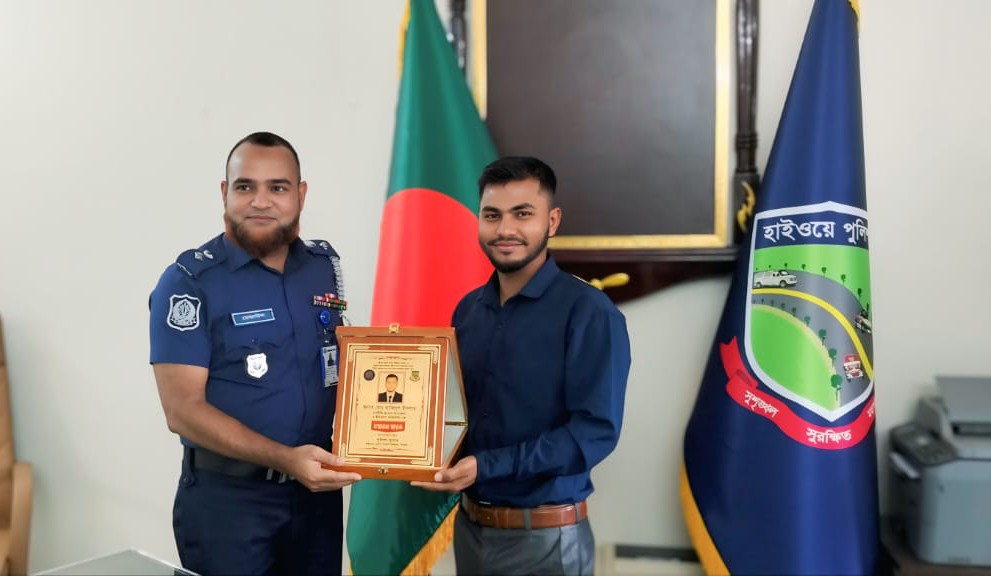 এনটিভি ইউরোপ প্রতিনিধি তাজিদুল ইসলামকে হাইওয়ে পুলিশের সম্মাননা