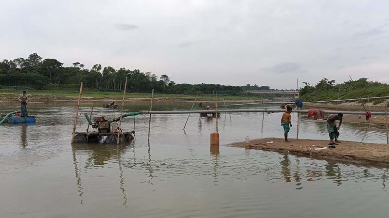 কুলাউড়ায় অবৈধভাবে বালু উত্তোলন : মোবাইল কোর্টে ২ লাখ টাকা জরিমানা
