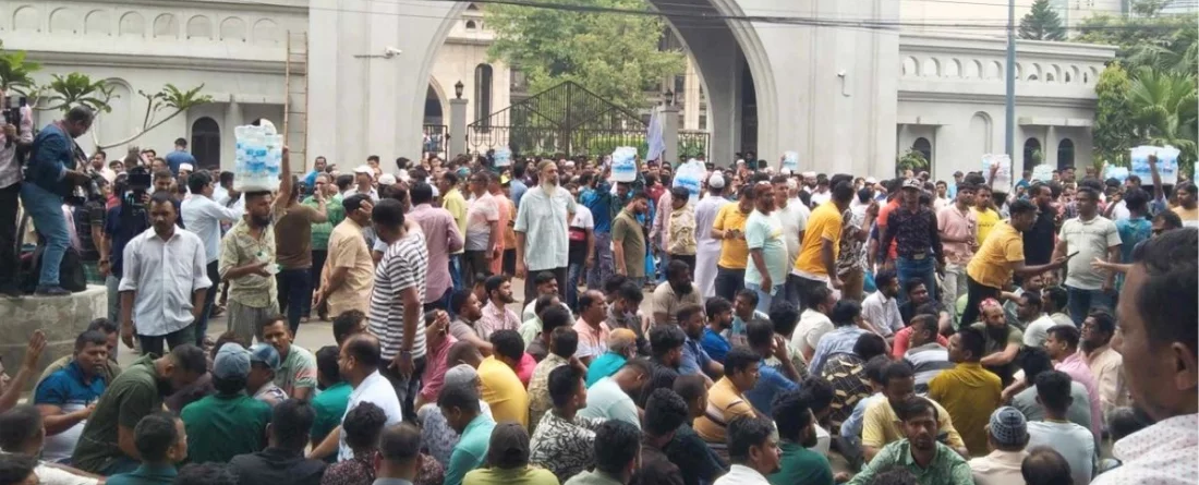 ইশরাকের শপথ দাবিতে নগরভবনের সামনে বিক্ষোভ  চলছে