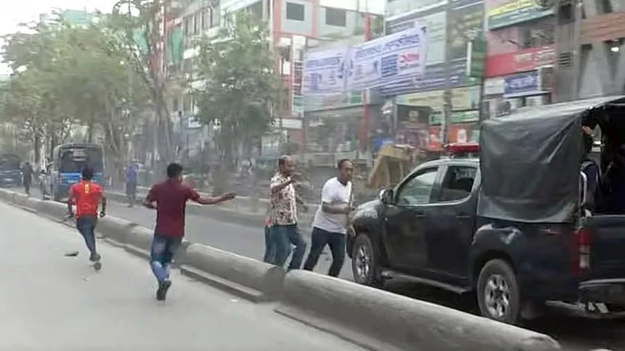  আইভীকে গ্রেপ্তার করে নিয়ে যাওয়ার পথে পুলিশের গাড়িবহরে হামলা