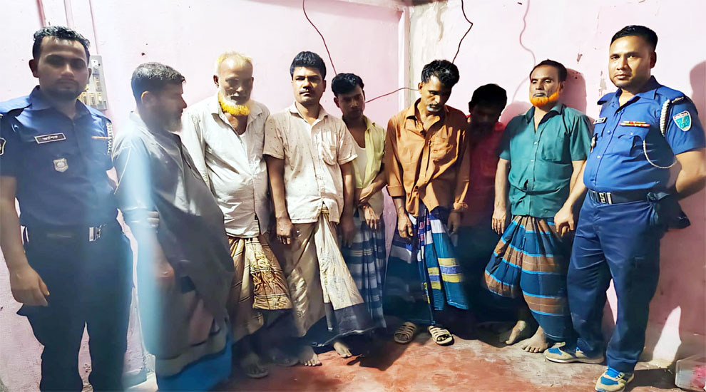 বানিয়াচংয়ে সেনাবাহিনীর অভিযানে ৭ জুয়াড়ি আটক