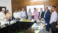 শ্রমিকদের চিকিৎসা সহায়তার পাশাপাশি মেধাবী সন্তানদের শিক্ষাব্যয় বহন করবে সরকার: শ্রমমন্ত্রী