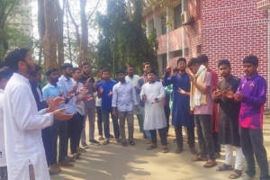 শাকসু নির্বাচনের দাবিতে উপাচার্য কার্যালয়ের সামনে বিক্ষোভ