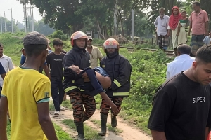 শ্রীমঙ্গলে চলন্ত ট্রেনের ছাদে ভ্রমণ, গাছের ডালে ধাক্কা লেগে গুরুতর আহত ২