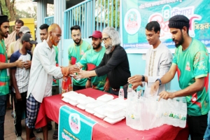 নগরীতে ক্লিন সিটি সিলেট’র ৪ টেখায় ইফতার বিতরণ