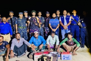 গোয়াইনঘাটে অবৈধ বালু উত্তোলন : ৩ জনের জরিমানা, নৌকা ধ্বংস