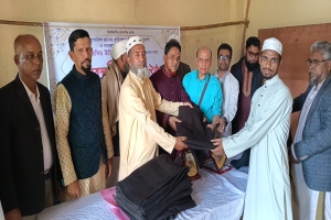 জসিম উদ্দিনের মানবিক উদ্যোগে উষ্ণতা পেল দারুলউলুম চরমহল্লা আশাকাচর মাদ্রাসার শিক্ষার্থীরা