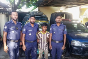 সালুটিকর থেকে ৩০টি ভারতীয় টায়ারসহ আটক ১