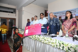 ফ্যামিলি কার্ড নিয়ে বসে থাকলে হবে না, কাজ করতে হবে: শ্রমমন্ত্রী