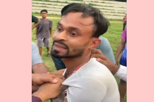 ছাত্রলীগের কর্মীকে পুলিশের হাতে তুলে দিল ছাত্র-জনতা