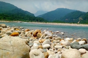 সাদাপাথরে পর্যটকবাহী নৌকা ছাড়া সব ধরণের নৌযান চলাচলে নিষেধাজ্ঞা 