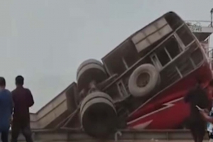 পদ্মায় পড়ে যাওয়া বাস থেকে বের হতে পারেননি বেশিরভাগ যাত্রী