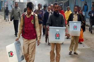 ভোট উৎসবের অপেক্ষায় সারাদেশ :  কেন্দ্রে-কেন্দ্রে যাচ্ছে ব্যালট
