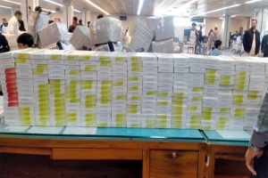 ওসমানী বিমানবন্দরে বিদেশী সিগারেট ও ৬ আইফোন জব্দ