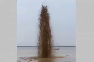 সুনামগঞ্জে হাওরের জল থেকে উঠছে &lsquo;গ্যাস&rsquo;