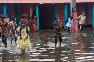এক ঘণ্টার বৃষ্টিতেই বিদ্যালয় জলমগ্ন, পাঠদানে চরম বিঘ্ন