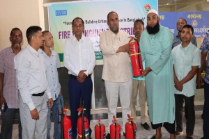 এফআইভিডিবির উদ্যোগ পাঁচ ওয়ার্ডে অগ্নিনির্বাপক যন্ত্র বিতরণ