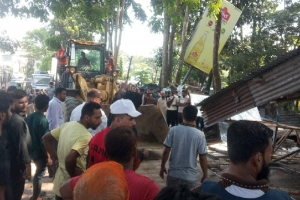  সিলেট রেল স্টেশনের অবৈধ স্থাপনা গুড়িয়ে দিল জেলা প্রশাসন