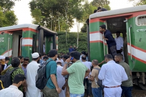 কুলাউড়ায় এবার আন্তঃনগর পাহাড়িকা এক্সপ্রেস ট্রেন দ্বিখণ্ডিত