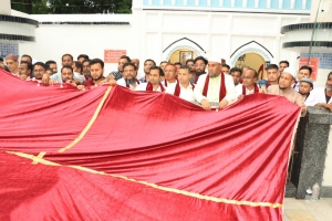 প্রধানমন্ত্রীর পক্ষে মাজারে গিলাফ ছড়ালেন সিসিক প্রশাসক