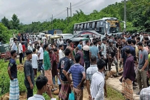  জৈন্তাপুরে অবৈধ পাথরবোঝাই ট্রাক জব্দ, সড়ক অবরোধ শ্রমিকদের