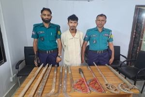 নগরীর পীরমহল্লা থেকে দেশীয় অস্ত্রসহ যুবক আটক 
