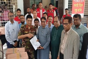 শহীদ শামসুদ্দিন হাসপাতালকে হাম চিকিৎসায় প্রয়োজনীয় ওষুধ ও সরঞ্জাম দিল রেড ক্রিসেন্ট