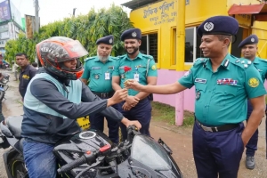  ট্রাফিক সচেতনতায় অভিনব উদ্যোগ : সিলেটের রাজপথে ফুল হাতে পুলিশ কমিশনার