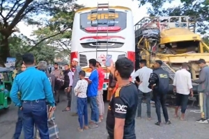 সিলেট-ঢাকা মহাসড়কে বাস-ট্রাকের মুখোমুখি সংঘর্ষে আহত অন্তত ১০