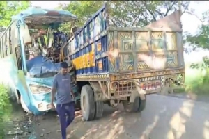 দক্ষিণ সুরমার বাস ও ট্রাকের মুখোমুখি সংঘর্ষে নিহত ১ আহত ৫
