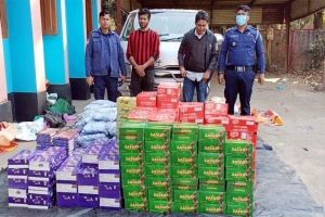 জৈন্তাপুরে চোরাই পণ্য পাচারকালে নারীসহ আটক ৪