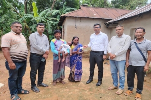 কুলাউড়ার সেই শিশু গোপালের বাড়িতে সুবর্ণ কার্ড নিয়ে গেলেন ইউএনও 