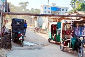 কোম্পানীগঞ্জে পাথর লুট ঠেকাতে সড়কে লোহার বেষ্টনী