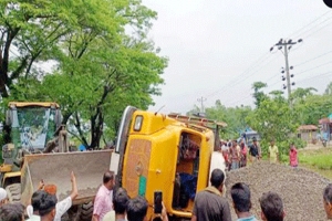 সিলেট-তামাবিল সড়কে ট্রাক-মাইক্রোবাস সংঘর্ষে চালকসহ আহত ৩