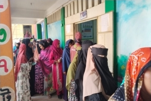 ভোট দেয়ার জন্য লাইনে ভোটারেরা ( ভিডিও সহ )