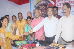১ টাকায় পূজার বাজার ও বিনামূল্যে শিক্ষা সামগ্রী বিতরণ
