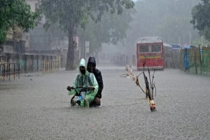 টানা বৃষ্টিতে বিপর্যস্ত মুম্বাই, জারি &lsquo;রেড অ্যালার্ট&rsquo;
