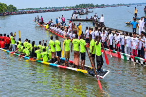 বৈঠার ছন্দে মুখর খাইহাওর, নৌকা বাইচ দেখতে জনস্রোত
