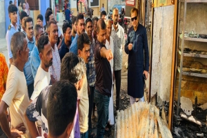 করেরপাড়ায় অগ্নিকাণ্ডে ক্ষতিগ্রস্তদের পাশে সিউক চেয়ারম্যান কয়েস লোদী