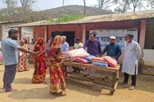 চা শ্রমিকদের মাঝে কম্বল বিতরণ করল তরঙ্গ সমাজ কল্যাণ সংস্থা