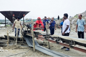 জাফলংয়ে ১০টি ড্রেজার, ৬টি এক্সকেভেটরসহ বিপুল সরঞ্জাম ধ্বংস