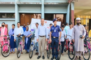 গোয়াইনঘাটে ডিসির পরিদর্শন, দরিদ্র শিক্ষার্থীদের মাঝে বাইসাইকেল বিতরণ