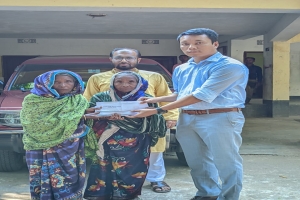 সংবাদ প্রকাশের পর দোয়ারাবাজারে দুই বৃদ্ধার পাশে স্থানীয় প্রশাসন