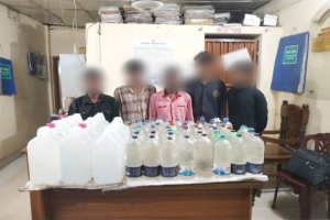  এয়ারপোর্ট থানা পুলিশের বিশেষ অভিযানে চোলাই মদসহ আটক ৫