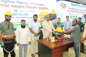 দায়িত্ব পালনের সময় প্রত্যেক কর্মীকে অবশ্যই প্রয়োজনীয় সুরক্ষা সামগ্রী ব্যবহার করতে হবে