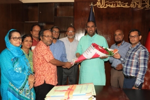 সিলেট সরকারি মহিলা কলেজের পক্ষ থেকে সিসিক প্রশাসককে ফুলেল শুভেচ্ছা